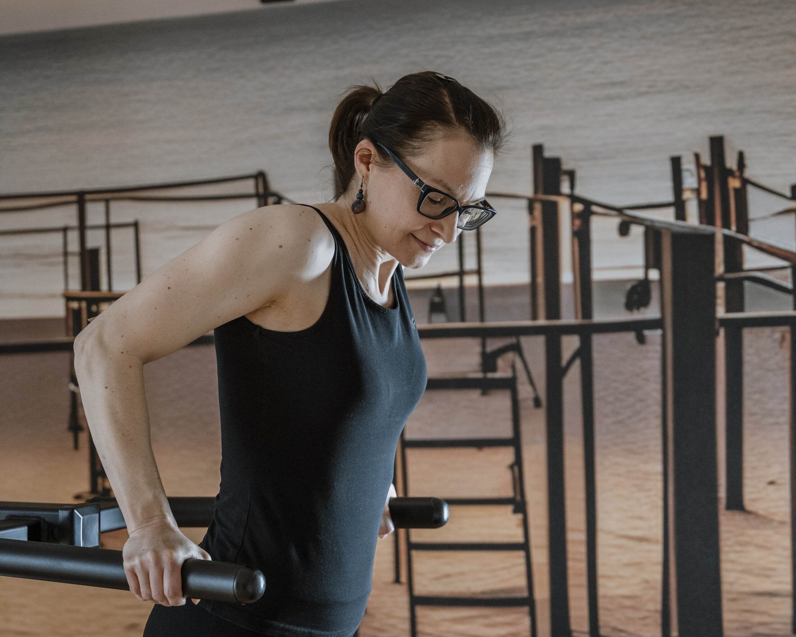 osoba ćwicząca kalistenikę