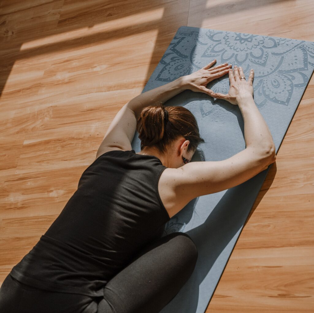 osoba praktykująca jogę