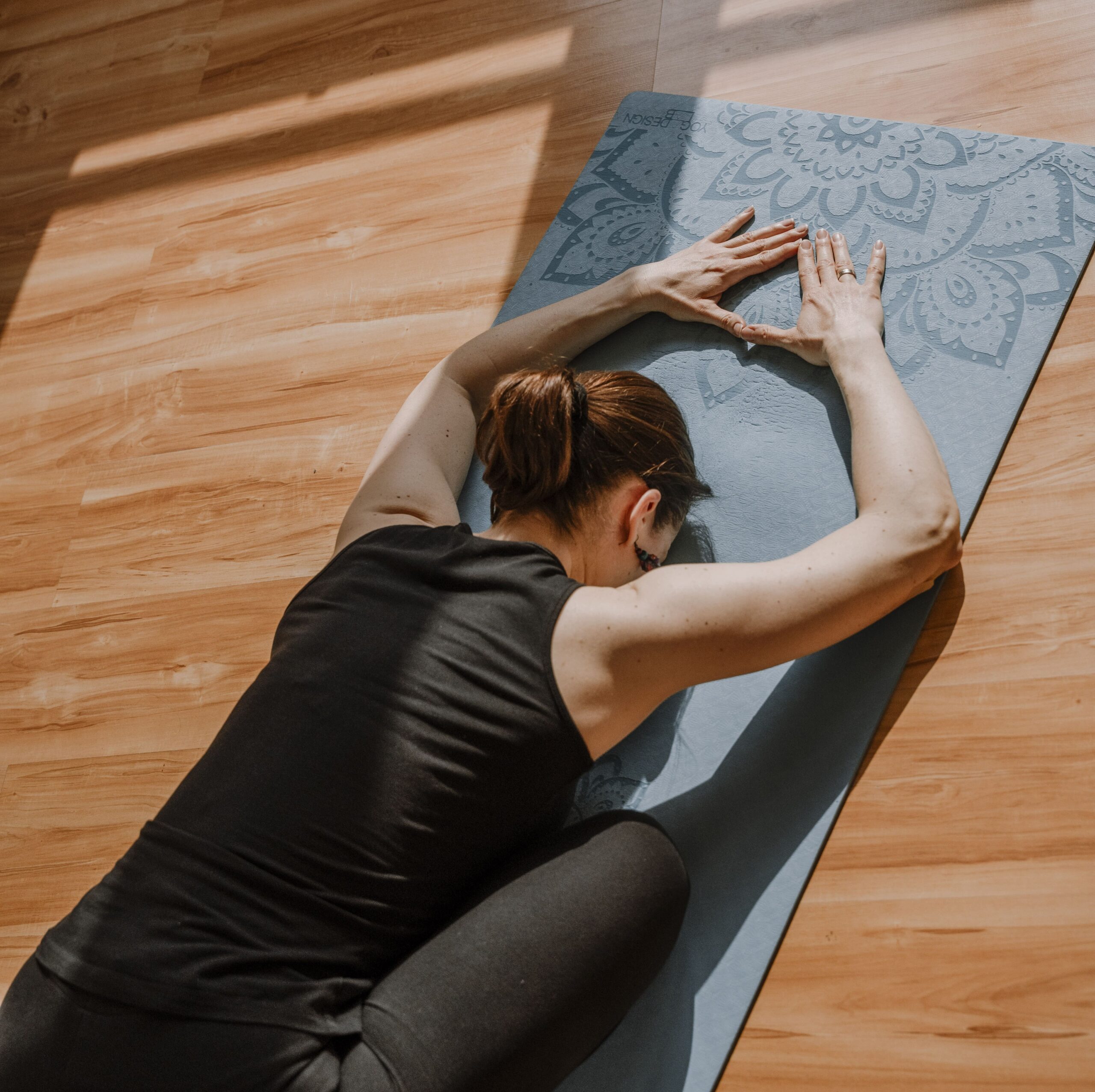 osoba praktykująca jogę