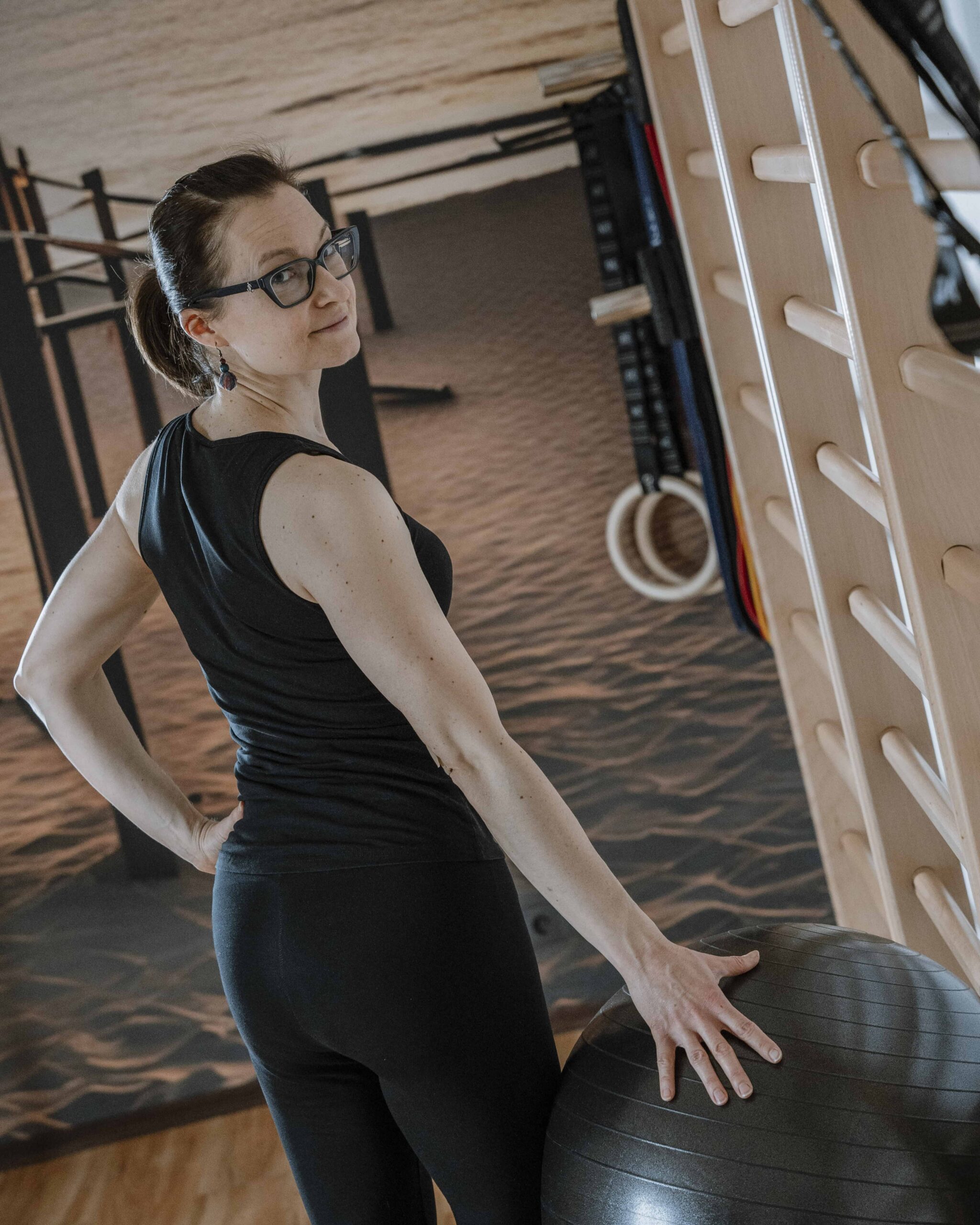 osoba ćwicząca kalistenikę