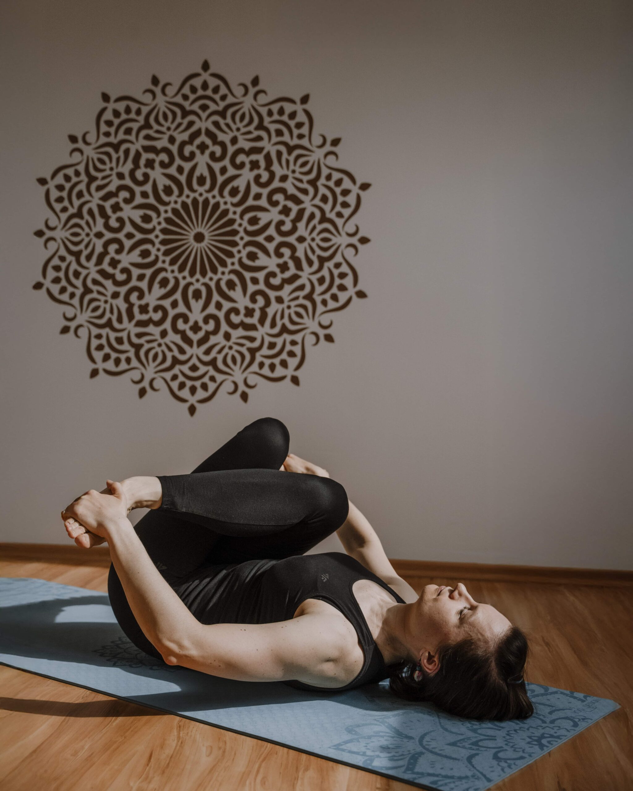 osoba leżąca w pozycji jogi